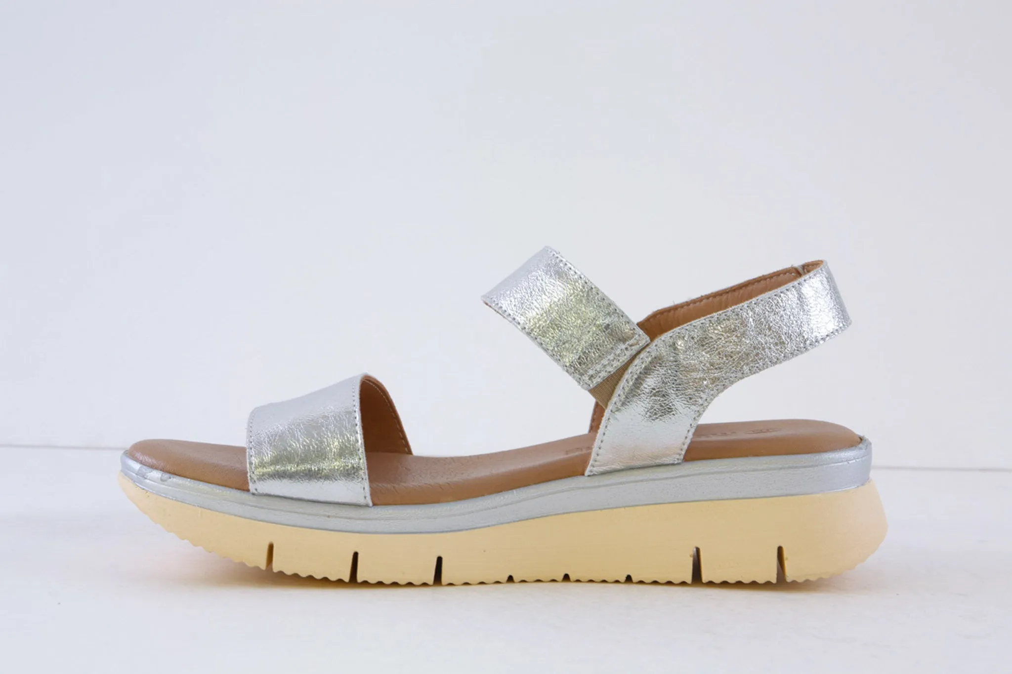 MUYA - 422400 LOW WEDGE SANDAL - SILVER LEATHER