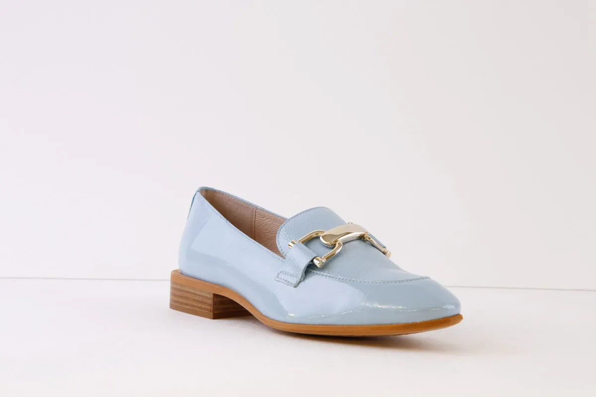 WONDERS - B-7633 FLAT SLIP-ON SHOE WITH GOLD CHAIN - BABY BLUE PATENT